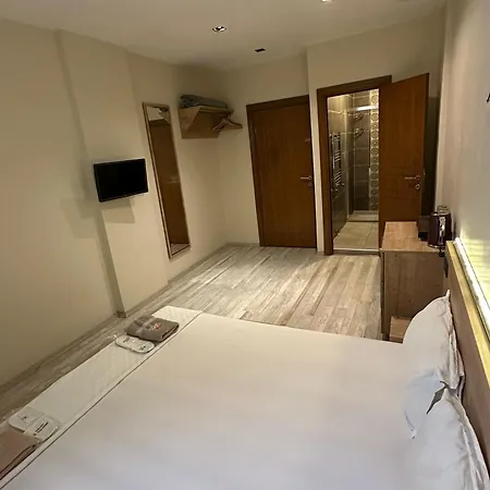 Hotel Social House Mil *