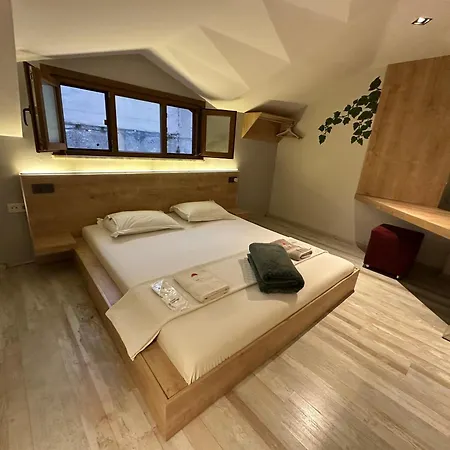 Отель Social House Mil *